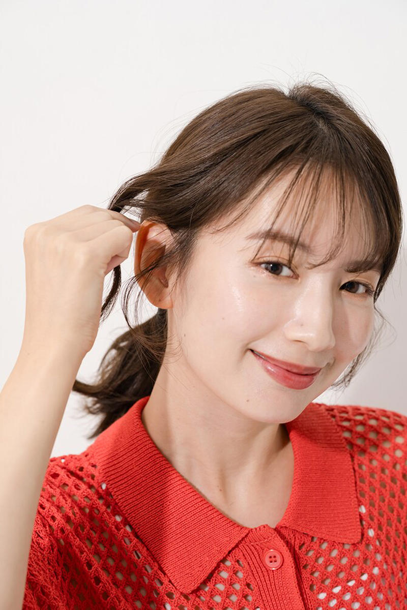 まとめ髪にするとこんな感じ！, ベースのヘアスタイルはこちら！, 軽やかで明るい 好感度抜群のまとめ髪, ２ ひとつに縛る, ３ 根元を起こして空気感をプラス, ４ 一束残して残りは耳に掛ける, ＼仕上がりはこちら／