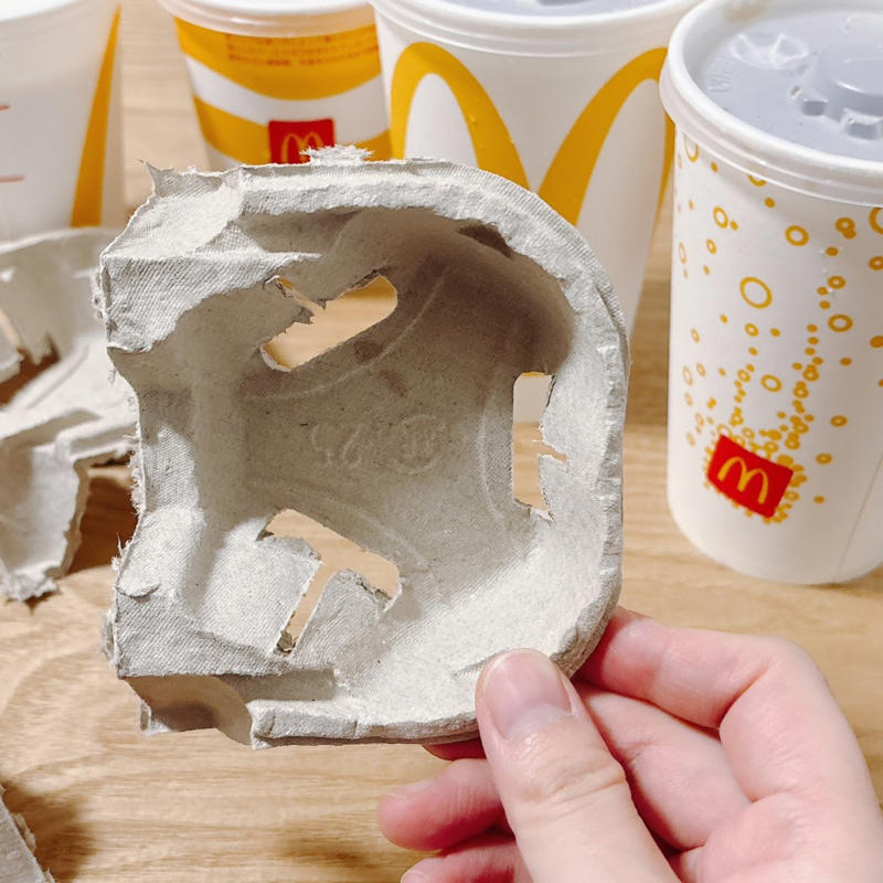 ペーパートレイは外さず使える！, ドリンクの結露でテーブルが濡れるのを防いでくれる, そのままコースター代わりに, Sサイズのドリンクにペーパートレイがはまらない