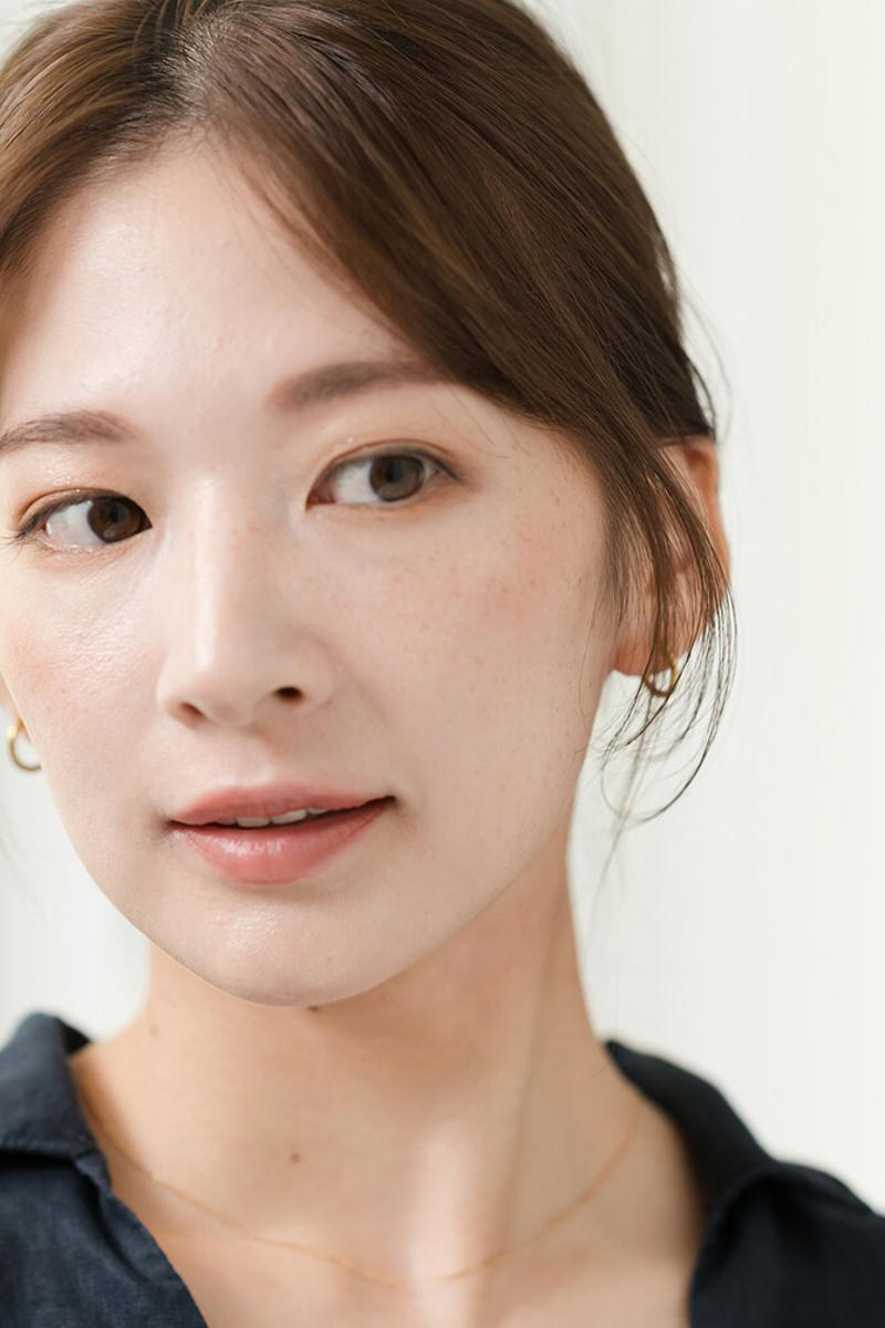 まとめ髪にするとこんな感じ！, ベースのヘアスタイルはこちら！, 軽やかで明るい 好感度抜群のまとめ髪, ２ ひとつに縛る, ３ 根元を起こして空気感をプラス, ４ 一束残して残りは耳に掛ける, ＼仕上がりはこちら／