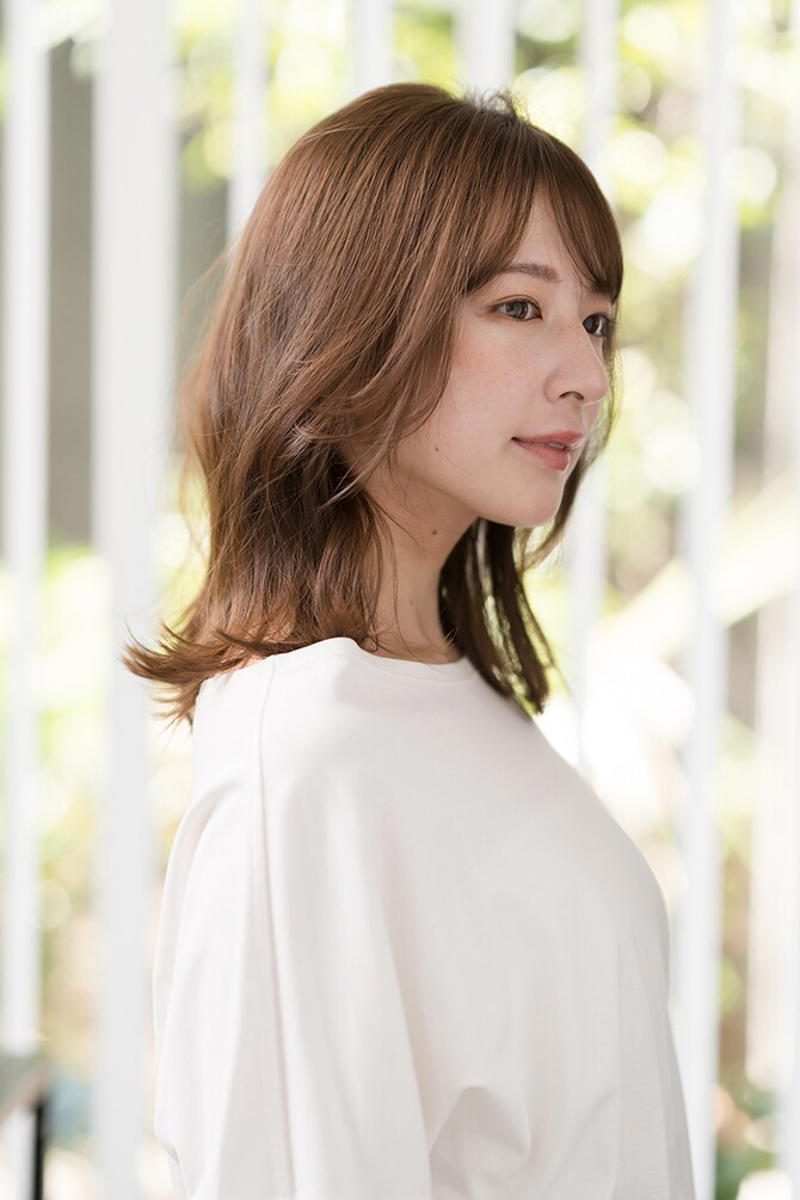 まとめ髪にするとこんな感じ！, ベースのヘアスタイルはこちら！, 軽やかで明るい 好感度抜群のまとめ髪, ２ ひとつに縛る, ３ 根元を起こして空気感をプラス, ４ 一束残して残りは耳に掛ける, ＼仕上がりはこちら／