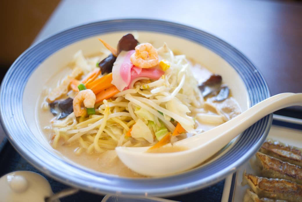 長崎に来たらやっぱり「ちゃんぽん」, とんかつ屋から全国チェーンへ, 体の底から元気があふれる味, アットホームな雰囲気もすてき, 駅周辺には鉄道の歴史を語る旧給水塔が