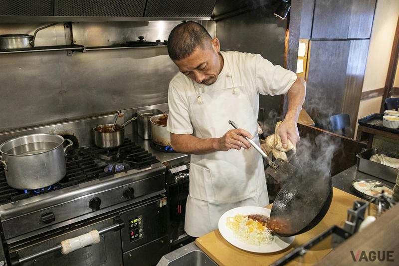 下北沢で愛され続けた父の洋食店。息子は経堂でバルという新たなスタイルに, 父の店「マック」の味を受け継ぐ「ハンバーグステーキ」, まずはお酒で。ならば最初に頼みたい「ラタトゥユ」, 揚げたてフライのザクザク感がたまらない！「エビフライサンド」