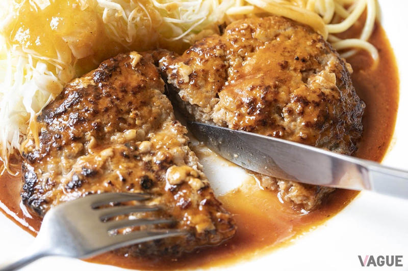 下北沢で愛され続けた父の洋食店。息子は経堂でバルという新たなスタイルに, 父の店「マック」の味を受け継ぐ「ハンバーグステーキ」, まずはお酒で。ならば最初に頼みたい「ラタトゥユ」, 揚げたてフライのザクザク感がたまらない！「エビフライサンド」
