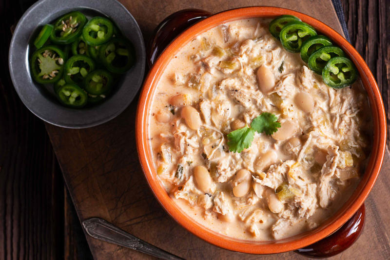 Texas: chili con carne (aka Texas red), Illinois: tavern-style chili, Indiana: Hoosier chili , Ohio: Cincinnati chili , Hawaii: Zippy’s chili , Midwest/Southwest: white chicken chili , New Mexico: Hatch chili verde, Colorado: green chili 