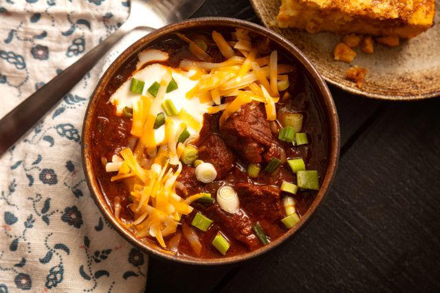 Texas: chili con carne (aka Texas red), Illinois: tavern-style chili, Indiana: Hoosier chili , Ohio: Cincinnati chili , Hawaii: Zippy’s chili , Midwest/Southwest: white chicken chili , New Mexico: Hatch chili verde, Colorado: green chili 