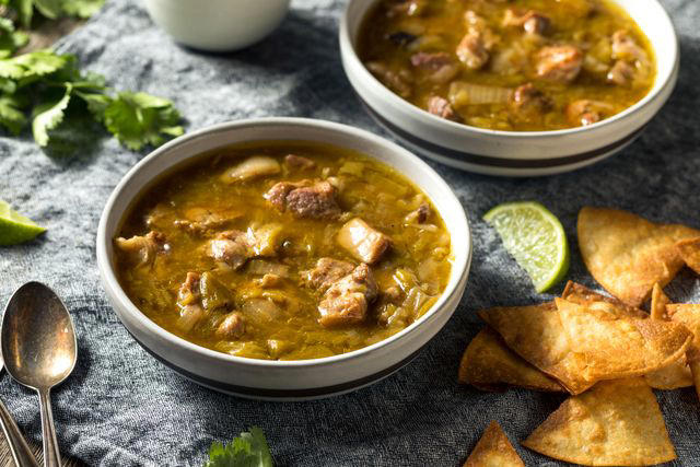 Texas: chili con carne (aka Texas red), Illinois: tavern-style chili, Indiana: Hoosier chili , Ohio: Cincinnati chili , Hawaii: Zippy’s chili , Midwest/Southwest: white chicken chili , New Mexico: Hatch chili verde, Colorado: green chili 