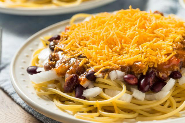 Texas: chili con carne (aka Texas red), Illinois: tavern-style chili, Indiana: Hoosier chili , Ohio: Cincinnati chili , Hawaii: Zippy’s chili , Midwest/Southwest: white chicken chili , New Mexico: Hatch chili verde, Colorado: green chili 