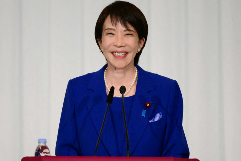 ファーストジェントルマンの誕生, 衆院選落選が出会いのきっかけ, 交際0日婚で話題に, 政界のトップがお祝い, 3児の母となった高市氏, 再婚後は高市姓を名乗る, 料理が得意な一面も, 現在はリハビリ生活を送る, 「『ステルス旦那』としてしっかりとサポートしていきたい」, 夫ともに二人三脚で歩む新首相
