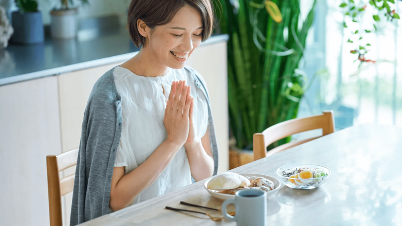 遅い朝ごはんは寿命に影響する？, 朝食時間の遅れは『心身の不調や生活習慣の乱れ』を反映, 光と食事が『体内時計』の調整役を担う, 朝食時間は健康のバロメーター