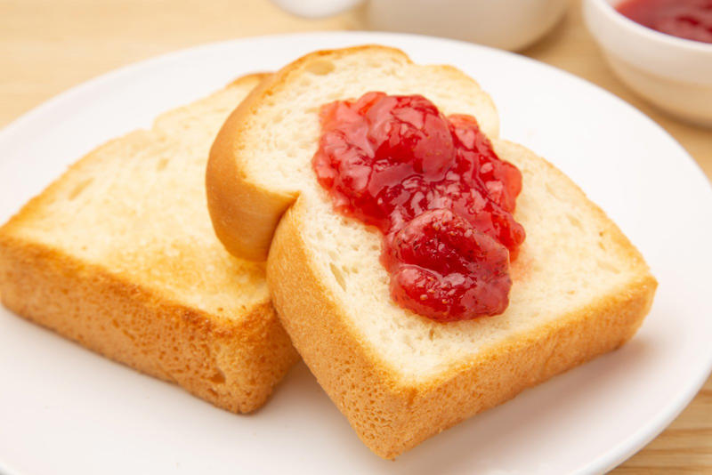 NGその1．バターやジャムを塗ったパンを焼く, NGその2．缶詰をそのまま加熱する, NGその3．生の魚や肉をトレイなしで加熱する, 身近な家電だからこそ正しく使おう