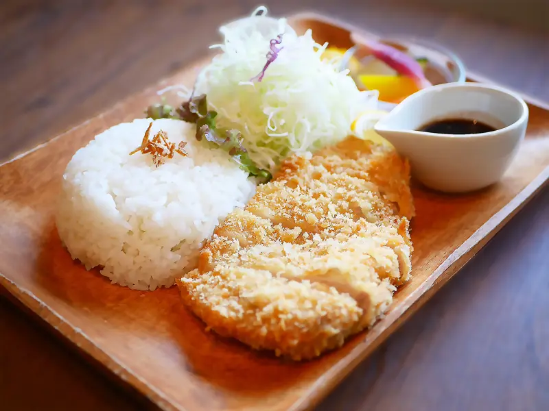 店主の想いが詰まったメニュー, 旨み引き出す、とんかつ好き店主のこだわり, 楽しい！選べる5種のソースと彩りワンプレート, 食後のカフェタイムも人気