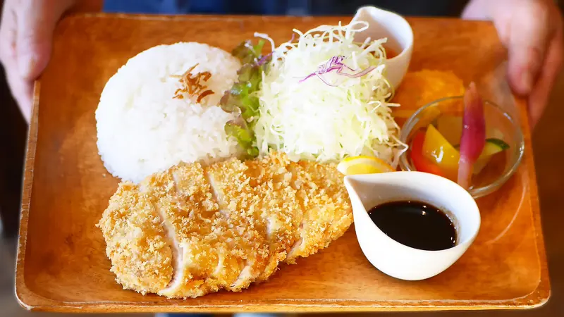 店主の想いが詰まったメニュー, 旨み引き出す、とんかつ好き店主のこだわり, 楽しい！選べる5種のソースと彩りワンプレート, 食後のカフェタイムも人気