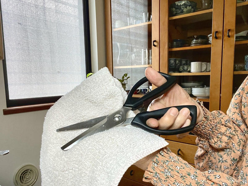 古いタオルは捨てる前にもう1回使える, 1：洗い終わった食器の一時置きマットに, 2：枕カバーの代わりに敷いて汗取りに, 3：ハサミや包丁の手入れにも使える, 4：バッグや靴のつめものにもぴったり, 5：ハンガーに巻いて型崩れ防止, 古タオルで家事がグンと効率化