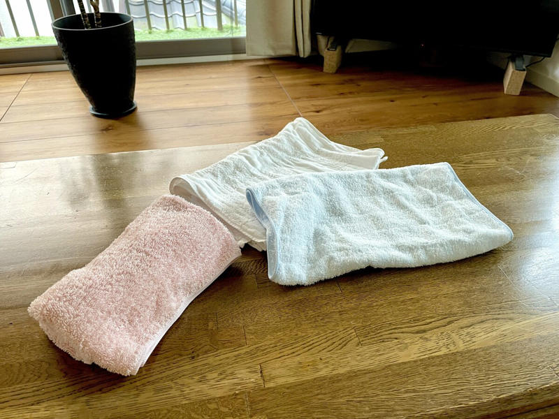 古いタオルは捨てる前にもう1回使える, 1：洗い終わった食器の一時置きマットに, 2：枕カバーの代わりに敷いて汗取りに, 3：ハサミや包丁の手入れにも使える, 4：バッグや靴のつめものにもぴったり, 5：ハンガーに巻いて型崩れ防止, 古タオルで家事がグンと効率化