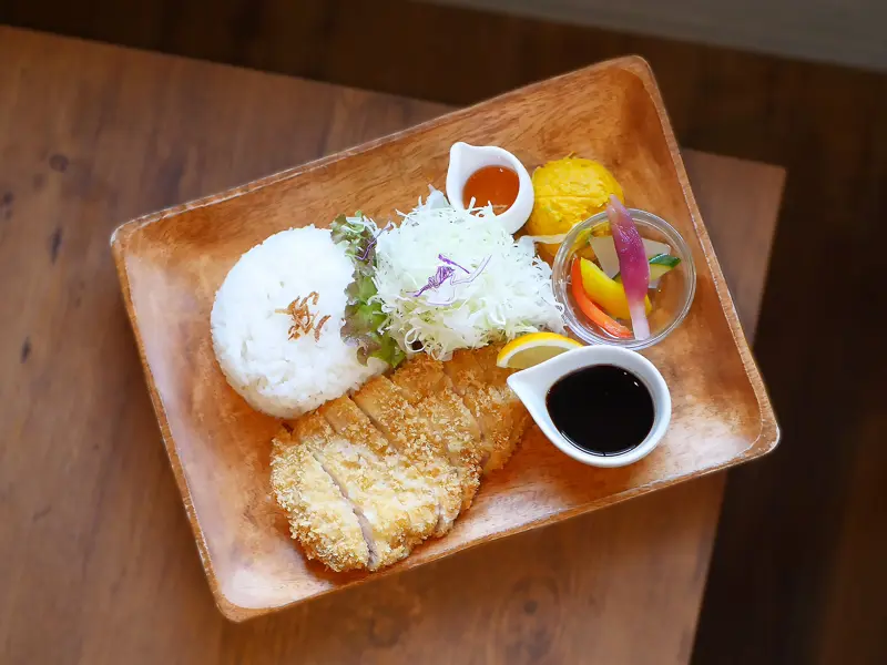 店主の想いが詰まったメニュー, 旨み引き出す、とんかつ好き店主のこだわり, 楽しい！選べる5種のソースと彩りワンプレート, 食後のカフェタイムも人気