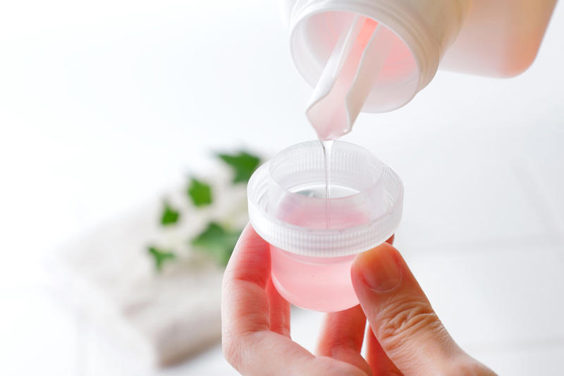 柔軟剤の役割と効果, 柔軟剤でやりがちな間違った使い方9つ, 1. 量を入れすぎる, 2. 洗剤と同時投入してしまう, 3. 衣類に直接かける, 4. 素材や加工を無視して使う, 5. 投入口の掃除を怠る, 6. 洗剤を入れ忘れて柔軟剤だけで洗う, 7. 柔軟剤を入れ忘れる, 8. 異なる柔軟剤を混ぜて使う, 9. 開封後に長期間放置する, 柔軟剤を正しく活用するためのヒント, 衣類ごとに使い分ける, 部屋干し臭は柔軟剤に頼りすぎない, 自動投入機能を正しく使う
