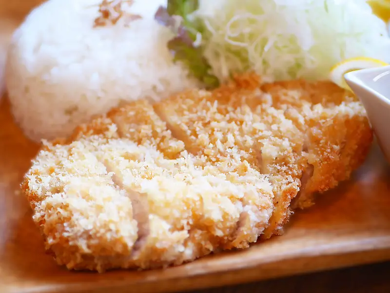 店主の想いが詰まったメニュー, 旨み引き出す、とんかつ好き店主のこだわり, 楽しい！選べる5種のソースと彩りワンプレート, 食後のカフェタイムも人気