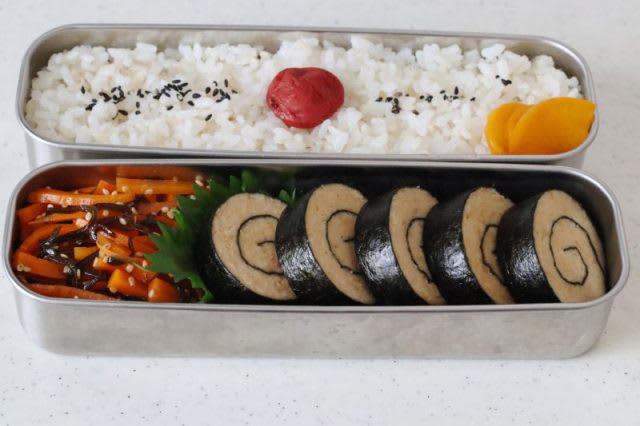 レンジ1回で2品！「鶏ひき肉の海苔巻き」「にんじんの塩昆布和え」2品弁当, 1品目 鶏ひき肉の海苔巻き, 2品目 にんじんのごま塩昆布和え, 2品弁当の詰め方プロセス, 「心が楽になる2品弁当」のルール