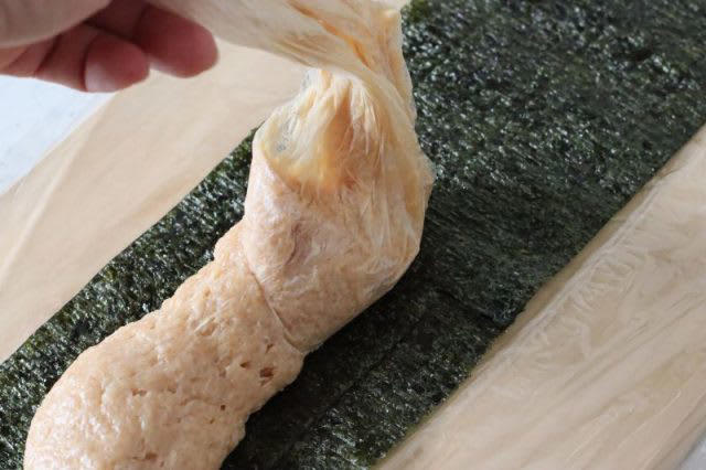 レンジ1回で2品！「鶏ひき肉の海苔巻き」「にんじんの塩昆布和え」2品弁当, 1品目 鶏ひき肉の海苔巻き, 2品目 にんじんのごま塩昆布和え, 2品弁当の詰め方プロセス, 「心が楽になる2品弁当」のルール