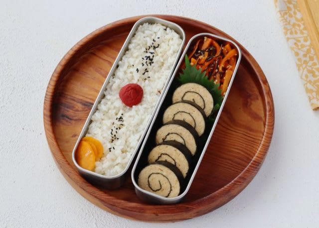 レンジ1回で2品！「鶏ひき肉の海苔巻き」「にんじんの塩昆布和え」2品弁当, 1品目 鶏ひき肉の海苔巻き, 2品目 にんじんのごま塩昆布和え, 2品弁当の詰め方プロセス, 「心が楽になる2品弁当」のルール