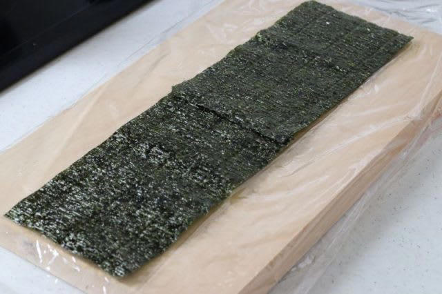 レンジ1回で2品！「鶏ひき肉の海苔巻き」「にんじんの塩昆布和え」2品弁当, 1品目 鶏ひき肉の海苔巻き, 2品目 にんじんのごま塩昆布和え, 2品弁当の詰め方プロセス, 「心が楽になる2品弁当」のルール