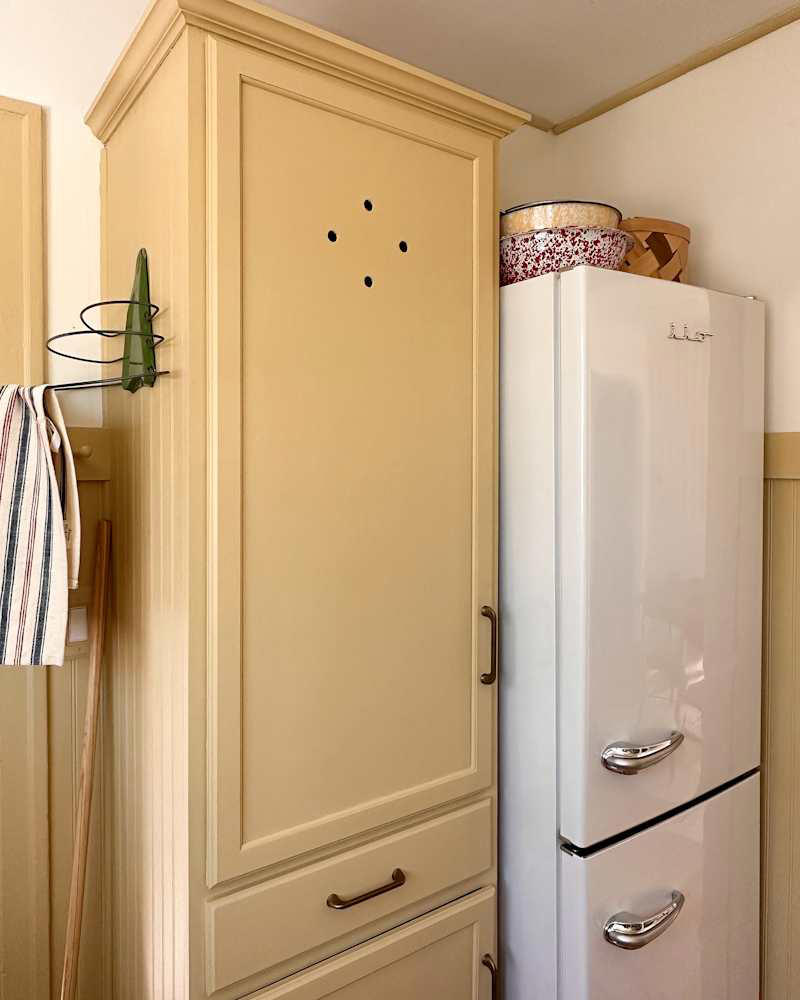 Kitchen Cabinet Cut-Outs Are the Retro Trend I'm Loving Right Now, How DIYers Have Created the Kitchen Cabinet Cut-Out Look, How Renters Can Get the Cut-Out Look, Further Reading