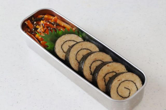 レンジ1回で2品！「鶏ひき肉の海苔巻き」「にんじんの塩昆布和え」2品弁当, 1品目 鶏ひき肉の海苔巻き, 2品目 にんじんのごま塩昆布和え, 2品弁当の詰め方プロセス, 「心が楽になる2品弁当」のルール