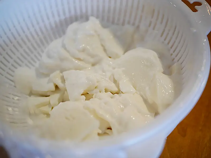 ものづくりのこだわり, ファン続出！薪窯で生まれる、ふわっもちっ生地, 生地の美味しさに魅了。その訳は “ホエイ（乳清）”の力！, 自家製のモッツァレラチーズとにんにく。しらすの絶妙なハーモニー, 地元で愛されるカジュアルレストラン