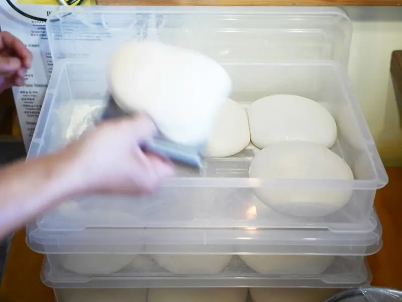 ものづくりのこだわり, ファン続出！薪窯で生まれる、ふわっもちっ生地, 生地の美味しさに魅了。その訳は “ホエイ（乳清）”の力！, 自家製のモッツァレラチーズとにんにく。しらすの絶妙なハーモニー, 地元で愛されるカジュアルレストラン