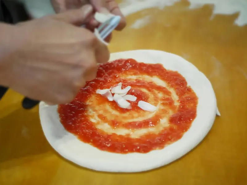 ものづくりのこだわり, ファン続出！薪窯で生まれる、ふわっもちっ生地, 生地の美味しさに魅了。その訳は “ホエイ（乳清）”の力！, 自家製のモッツァレラチーズとにんにく。しらすの絶妙なハーモニー, 地元で愛されるカジュアルレストラン
