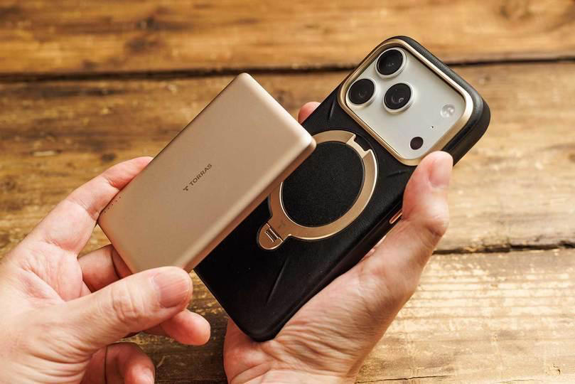 正確な位置に気泡ゼロで貼れるガラスフィルム, レザー調で高級感あるケース「Ostand Q3 レザートーン」, 精密な4点固定構造の「ゼンマイ式」スタンド, よりカジュアルに使えるケース「Ostand O3 Fitness」, 最新iPhoneには、最新のスマホ保護アイテムを