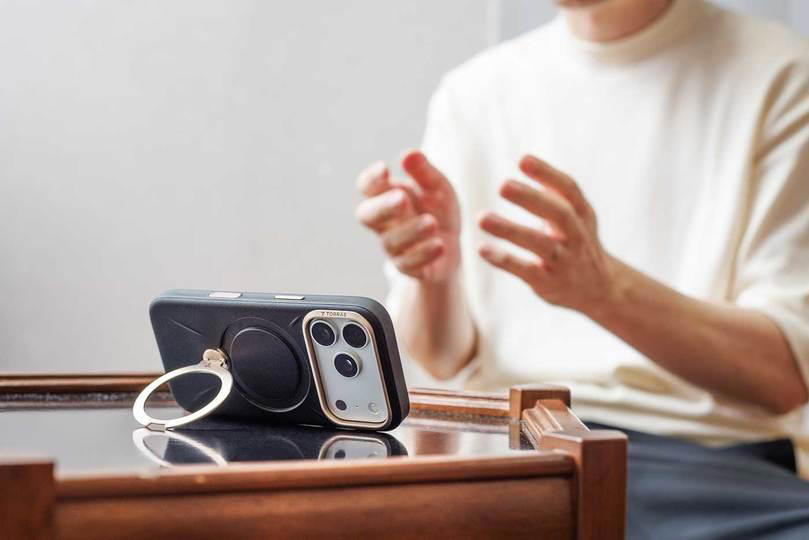 正確な位置に気泡ゼロで貼れるガラスフィルム, レザー調で高級感あるケース「Ostand Q3 レザートーン」, 精密な4点固定構造の「ゼンマイ式」スタンド, よりカジュアルに使えるケース「Ostand O3 Fitness」, 最新iPhoneには、最新のスマホ保護アイテムを
