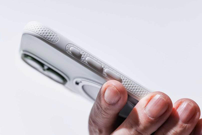 正確な位置に気泡ゼロで貼れるガラスフィルム, レザー調で高級感あるケース「Ostand Q3 レザートーン」, 精密な4点固定構造の「ゼンマイ式」スタンド, よりカジュアルに使えるケース「Ostand O3 Fitness」, 最新iPhoneには、最新のスマホ保護アイテムを