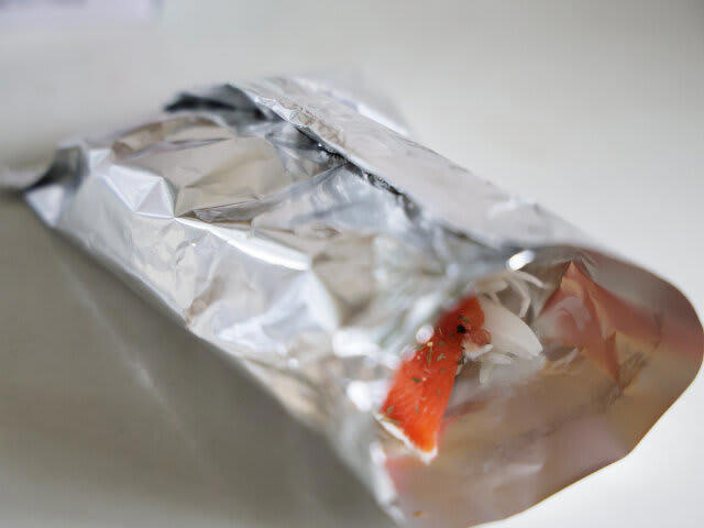 秋鮭のイタリアン風ホイル焼きを試すのにかかる時間, 秋鮭のイタリアン風ホイル焼きのレシピ, 秋鮭のイタリアン風ホイル焼きの材料（2人分）, 秋鮭のイタリアン風ホイル焼きの作り方