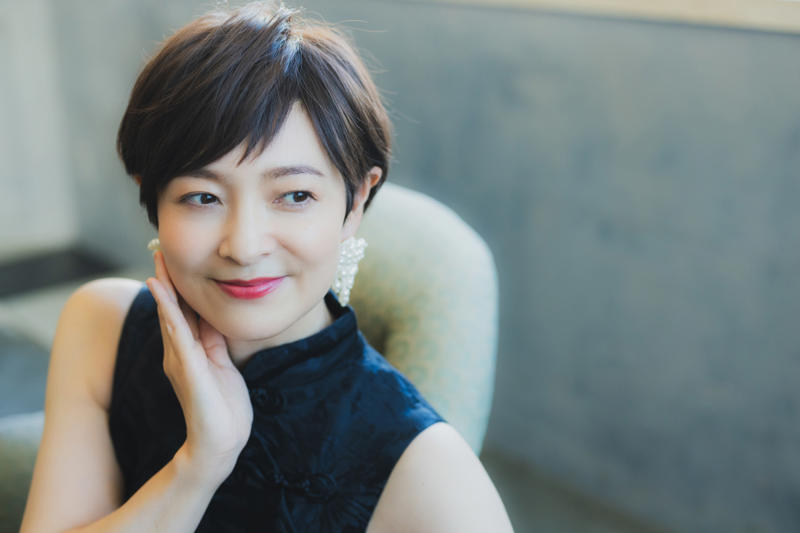 ・ひし形シルエットを意識, ・縦のラインを作る, ・思いきって耳をだす, ・短くしすぎない, ・トップにボリュームを作る, ・ひし形ショート：サイドのボリュームとすっきりした襟足の対比で小顔見え！, ・ハンサムショート：長め前髪からサイドバングの美しいラインで横幅をカバー, ・耳だしショート：フェイスラインがすっきりして小顔効果抜群！, ・レイヤーショート×ポイントカラー：カットとカラーの工夫で軽やかに！, ・ワンレンショート：ツヤ×かきあげ前髪でシャープな印象, ・前下がりショート：直線的なカットラインがすっきりしたシルエットにを作る, ・パーマショート：動きをだしてこなれ感をプラス＆老け見え回避！, ・ウルフショート：くせ毛を活かせば毎日のお手入れも楽々♪, ・エアリーショート：トップを軽くして上品にボリュームアップ, ・ベリーショート：短すぎない絶妙なバランスが若見えのカギ！, ・短すぎるベリーショート, ・トップがペタンコのショート, ・丸くメリハリのないショート, ・ぱっつん前髪のショート
