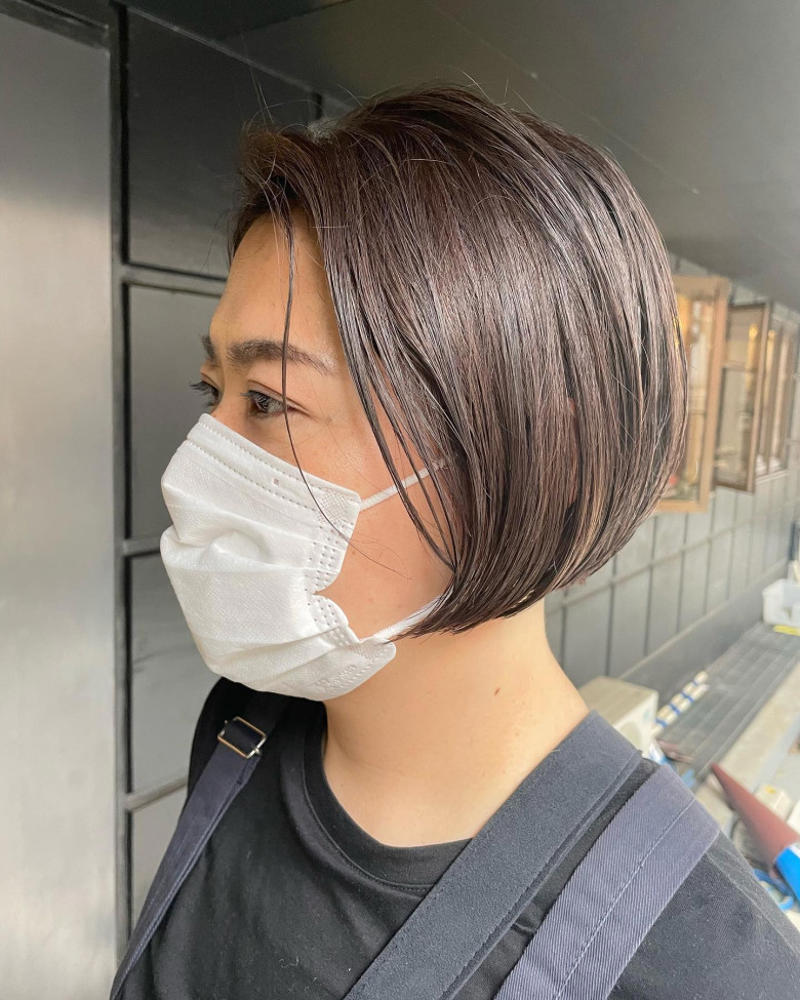・ひし形シルエットを意識, ・縦のラインを作る, ・思いきって耳をだす, ・短くしすぎない, ・トップにボリュームを作る, ・ひし形ショート：サイドのボリュームとすっきりした襟足の対比で小顔見え！, ・ハンサムショート：長め前髪からサイドバングの美しいラインで横幅をカバー, ・耳だしショート：フェイスラインがすっきりして小顔効果抜群！, ・レイヤーショート×ポイントカラー：カットとカラーの工夫で軽やかに！, ・ワンレンショート：ツヤ×かきあげ前髪でシャープな印象, ・前下がりショート：直線的なカットラインがすっきりしたシルエットにを作る, ・パーマショート：動きをだしてこなれ感をプラス＆老け見え回避！, ・ウルフショート：くせ毛を活かせば毎日のお手入れも楽々♪, ・エアリーショート：トップを軽くして上品にボリュームアップ, ・ベリーショート：短すぎない絶妙なバランスが若見えのカギ！, ・短すぎるベリーショート, ・トップがペタンコのショート, ・丸くメリハリのないショート, ・ぱっつん前髪のショート