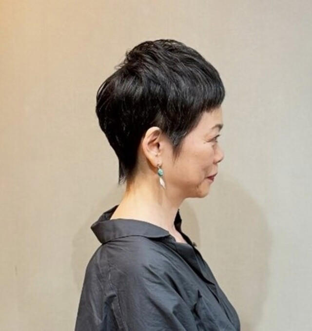 ・ひし形シルエットを意識, ・縦のラインを作る, ・思いきって耳をだす, ・短くしすぎない, ・トップにボリュームを作る, ・ひし形ショート：サイドのボリュームとすっきりした襟足の対比で小顔見え！, ・ハンサムショート：長め前髪からサイドバングの美しいラインで横幅をカバー, ・耳だしショート：フェイスラインがすっきりして小顔効果抜群！, ・レイヤーショート×ポイントカラー：カットとカラーの工夫で軽やかに！, ・ワンレンショート：ツヤ×かきあげ前髪でシャープな印象, ・前下がりショート：直線的なカットラインがすっきりしたシルエットにを作る, ・パーマショート：動きをだしてこなれ感をプラス＆老け見え回避！, ・ウルフショート：くせ毛を活かせば毎日のお手入れも楽々♪, ・エアリーショート：トップを軽くして上品にボリュームアップ, ・ベリーショート：短すぎない絶妙なバランスが若見えのカギ！, ・短すぎるベリーショート, ・トップがペタンコのショート, ・丸くメリハリのないショート, ・ぱっつん前髪のショート