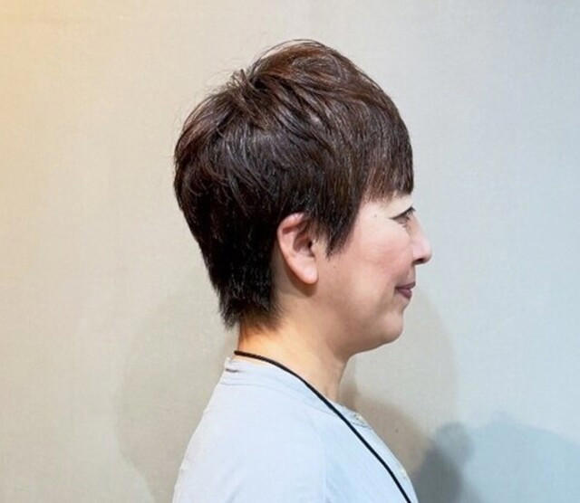 ・ひし形シルエットを意識, ・縦のラインを作る, ・思いきって耳をだす, ・短くしすぎない, ・トップにボリュームを作る, ・ひし形ショート：サイドのボリュームとすっきりした襟足の対比で小顔見え！, ・ハンサムショート：長め前髪からサイドバングの美しいラインで横幅をカバー, ・耳だしショート：フェイスラインがすっきりして小顔効果抜群！, ・レイヤーショート×ポイントカラー：カットとカラーの工夫で軽やかに！, ・ワンレンショート：ツヤ×かきあげ前髪でシャープな印象, ・前下がりショート：直線的なカットラインがすっきりしたシルエットにを作る, ・パーマショート：動きをだしてこなれ感をプラス＆老け見え回避！, ・ウルフショート：くせ毛を活かせば毎日のお手入れも楽々♪, ・エアリーショート：トップを軽くして上品にボリュームアップ, ・ベリーショート：短すぎない絶妙なバランスが若見えのカギ！, ・短すぎるベリーショート, ・トップがペタンコのショート, ・丸くメリハリのないショート, ・ぱっつん前髪のショート