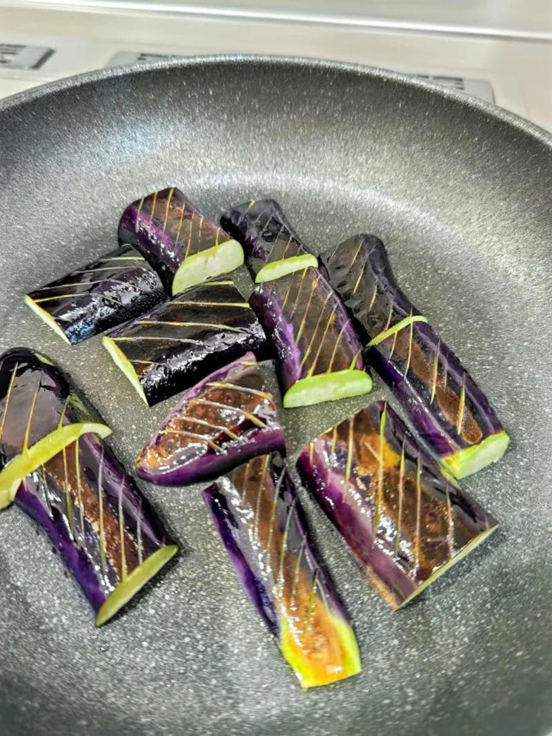 【焼きナスの味噌汁】, フライパンで作る冷凍ナス, 【冷凍ナスの生姜香る甘辛煮】, その他のナス料理はこちら