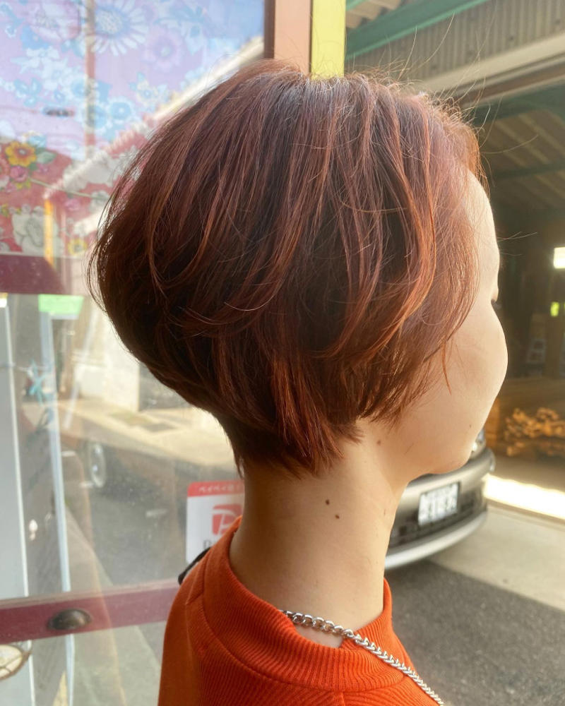 ・ひし形シルエットを意識, ・縦のラインを作る, ・思いきって耳をだす, ・短くしすぎない, ・トップにボリュームを作る, ・ひし形ショート：サイドのボリュームとすっきりした襟足の対比で小顔見え！, ・ハンサムショート：長め前髪からサイドバングの美しいラインで横幅をカバー, ・耳だしショート：フェイスラインがすっきりして小顔効果抜群！, ・レイヤーショート×ポイントカラー：カットとカラーの工夫で軽やかに！, ・ワンレンショート：ツヤ×かきあげ前髪でシャープな印象, ・前下がりショート：直線的なカットラインがすっきりしたシルエットにを作る, ・パーマショート：動きをだしてこなれ感をプラス＆老け見え回避！, ・ウルフショート：くせ毛を活かせば毎日のお手入れも楽々♪, ・エアリーショート：トップを軽くして上品にボリュームアップ, ・ベリーショート：短すぎない絶妙なバランスが若見えのカギ！, ・短すぎるベリーショート, ・トップがペタンコのショート, ・丸くメリハリのないショート, ・ぱっつん前髪のショート