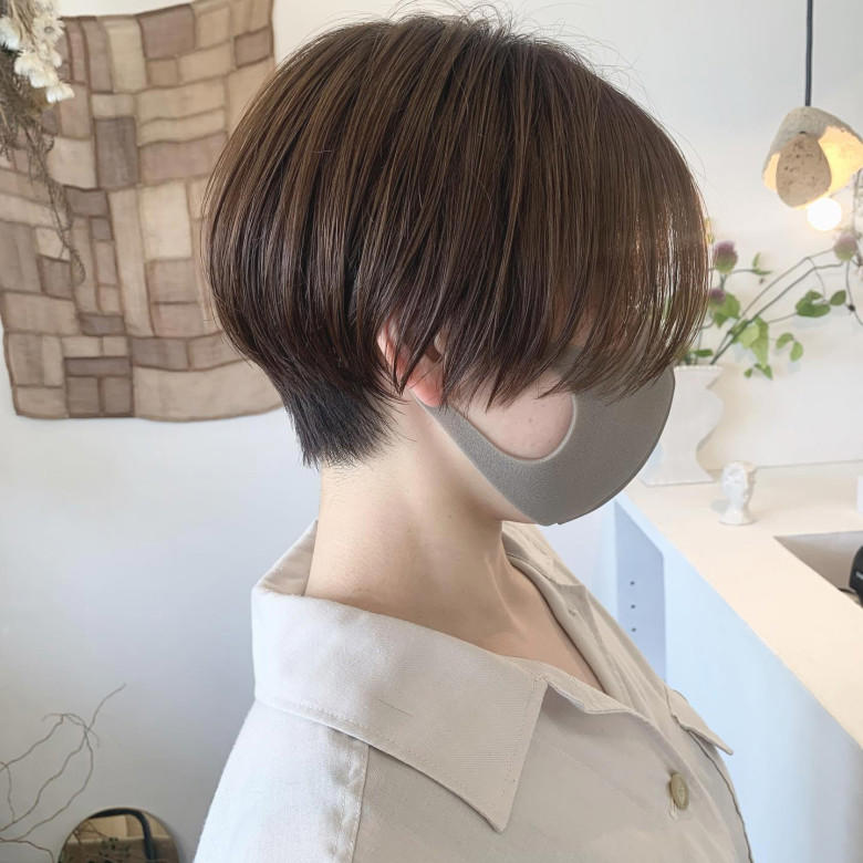 ・ひし形シルエットを意識, ・縦のラインを作る, ・思いきって耳をだす, ・短くしすぎない, ・トップにボリュームを作る, ・ひし形ショート：サイドのボリュームとすっきりした襟足の対比で小顔見え！, ・ハンサムショート：長め前髪からサイドバングの美しいラインで横幅をカバー, ・耳だしショート：フェイスラインがすっきりして小顔効果抜群！, ・レイヤーショート×ポイントカラー：カットとカラーの工夫で軽やかに！, ・ワンレンショート：ツヤ×かきあげ前髪でシャープな印象, ・前下がりショート：直線的なカットラインがすっきりしたシルエットにを作る, ・パーマショート：動きをだしてこなれ感をプラス＆老け見え回避！, ・ウルフショート：くせ毛を活かせば毎日のお手入れも楽々♪, ・エアリーショート：トップを軽くして上品にボリュームアップ, ・ベリーショート：短すぎない絶妙なバランスが若見えのカギ！, ・短すぎるベリーショート, ・トップがペタンコのショート, ・丸くメリハリのないショート, ・ぱっつん前髪のショート
