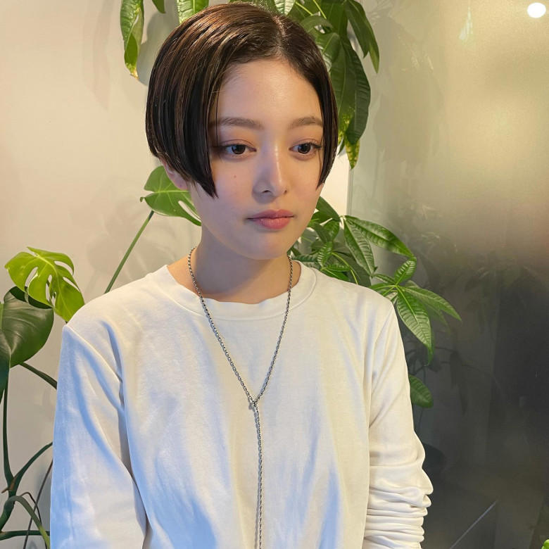 ・ひし形シルエットを意識, ・縦のラインを作る, ・思いきって耳をだす, ・短くしすぎない, ・トップにボリュームを作る, ・ひし形ショート：サイドのボリュームとすっきりした襟足の対比で小顔見え！, ・ハンサムショート：長め前髪からサイドバングの美しいラインで横幅をカバー, ・耳だしショート：フェイスラインがすっきりして小顔効果抜群！, ・レイヤーショート×ポイントカラー：カットとカラーの工夫で軽やかに！, ・ワンレンショート：ツヤ×かきあげ前髪でシャープな印象, ・前下がりショート：直線的なカットラインがすっきりしたシルエットにを作る, ・パーマショート：動きをだしてこなれ感をプラス＆老け見え回避！, ・ウルフショート：くせ毛を活かせば毎日のお手入れも楽々♪, ・エアリーショート：トップを軽くして上品にボリュームアップ, ・ベリーショート：短すぎない絶妙なバランスが若見えのカギ！, ・短すぎるベリーショート, ・トップがペタンコのショート, ・丸くメリハリのないショート, ・ぱっつん前髪のショート