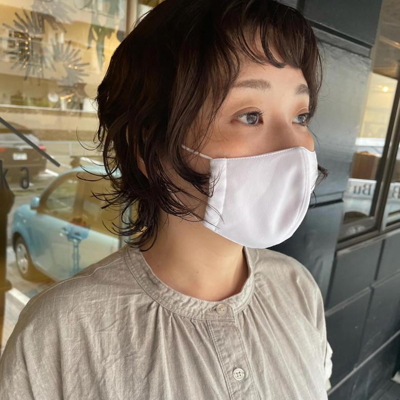 ・ひし形シルエットを意識, ・縦のラインを作る, ・思いきって耳をだす, ・短くしすぎない, ・トップにボリュームを作る, ・ひし形ショート：サイドのボリュームとすっきりした襟足の対比で小顔見え！, ・ハンサムショート：長め前髪からサイドバングの美しいラインで横幅をカバー, ・耳だしショート：フェイスラインがすっきりして小顔効果抜群！, ・レイヤーショート×ポイントカラー：カットとカラーの工夫で軽やかに！, ・ワンレンショート：ツヤ×かきあげ前髪でシャープな印象, ・前下がりショート：直線的なカットラインがすっきりしたシルエットにを作る, ・パーマショート：動きをだしてこなれ感をプラス＆老け見え回避！, ・ウルフショート：くせ毛を活かせば毎日のお手入れも楽々♪, ・エアリーショート：トップを軽くして上品にボリュームアップ, ・ベリーショート：短すぎない絶妙なバランスが若見えのカギ！, ・短すぎるベリーショート, ・トップがペタンコのショート, ・丸くメリハリのないショート, ・ぱっつん前髪のショート