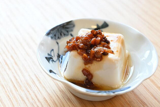 藤原奈緒さんがつくる「あたらしい日常料理 ふじわら」の調味料, 「ふじわらのおいしいびん詰め」どうやって使う？, エッセイとレシピをまとめた初の書籍『あたらしい日常、料理』, 「納豆辣油」作ってみました, 毎日の食卓がおいしく楽しくなるヒント