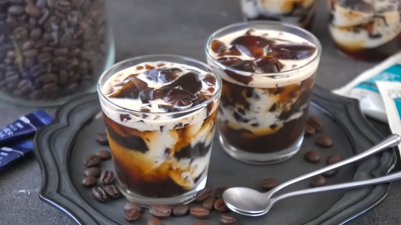 ・コーヒーゼリーの材料, ・牛乳シロップの材料, 1．粉ゼラチンを半分に分ける, 2．コーヒーに粉ゼラチンとお湯を加える, 3．2を冷蔵庫で冷やし固める, 4．シロップを作る, 5．コーヒーゼリーを冷蔵庫から取り出し、荒く混ぜて崩す, 6．牛乳シロップをかけて完成