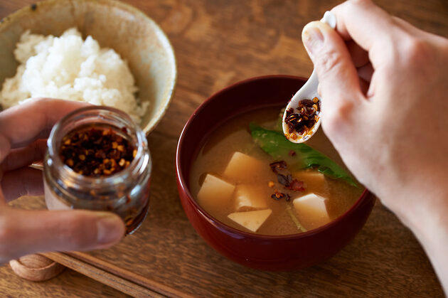 藤原奈緒さんがつくる「あたらしい日常料理 ふじわら」の調味料, 「ふじわらのおいしいびん詰め」どうやって使う？, エッセイとレシピをまとめた初の書籍『あたらしい日常、料理』, 「納豆辣油」作ってみました, 毎日の食卓がおいしく楽しくなるヒント