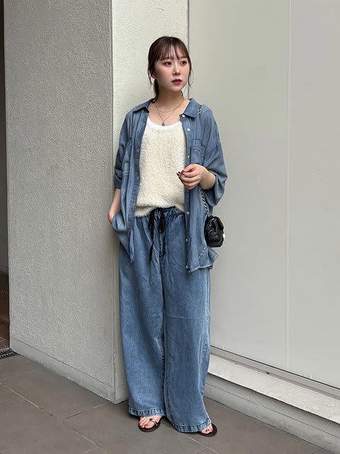 ニットベストできちんと感をプラス, 長さのあるニットベストで体型カバー, クロップド丈のベストでバランスアップ, ベロアキャミワンピに重ねて秋ムードたっぷりに, インナーで取り入れてカジュアルコーデを大人っぽく