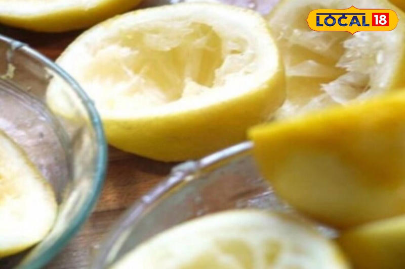 Forget harsh chemicals — lemon peels are a natural cleaner. Their acidity removes stains and dirt while leaving kitchen surfaces sparkling and fragrant.