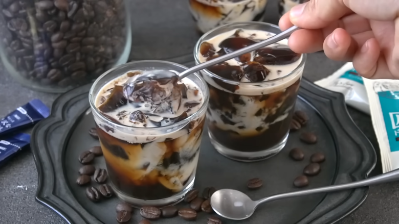 ・コーヒーゼリーの材料, ・牛乳シロップの材料, 1．粉ゼラチンを半分に分ける, 2．コーヒーに粉ゼラチンとお湯を加える, 3．2を冷蔵庫で冷やし固める, 4．シロップを作る, 5．コーヒーゼリーを冷蔵庫から取り出し、荒く混ぜて崩す, 6．牛乳シロップをかけて完成