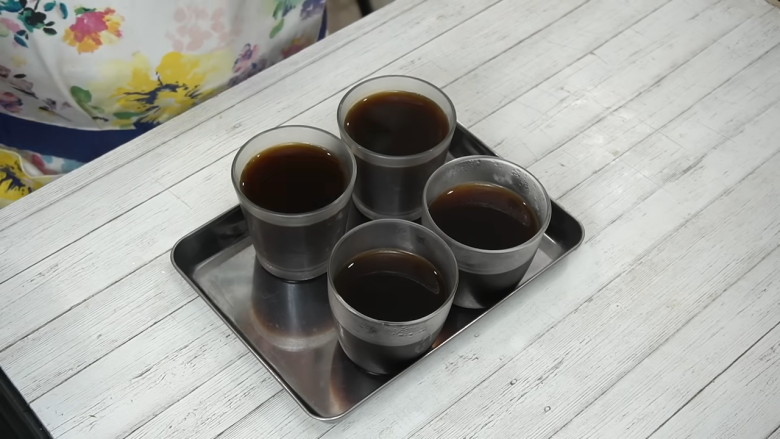 ・コーヒーゼリーの材料, ・牛乳シロップの材料, 1．粉ゼラチンを半分に分ける, 2．コーヒーに粉ゼラチンとお湯を加える, 3．2を冷蔵庫で冷やし固める, 4．シロップを作る, 5．コーヒーゼリーを冷蔵庫から取り出し、荒く混ぜて崩す, 6．牛乳シロップをかけて完成